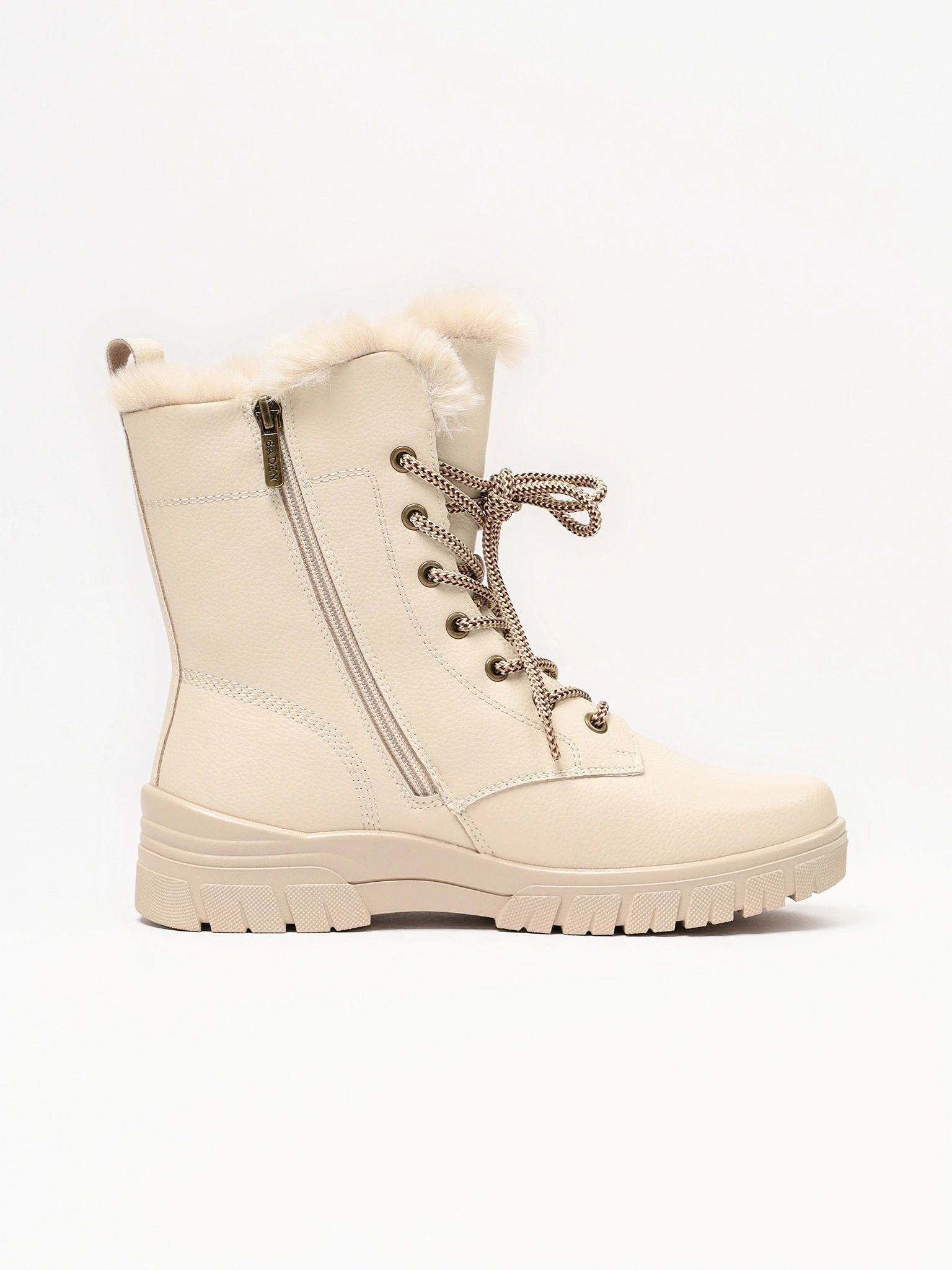 Ботинки бежевого цвета на средней рельефной подошве